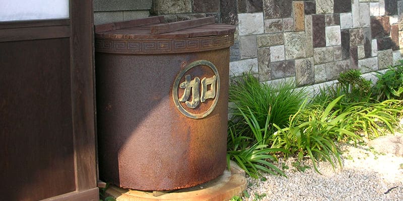 天水桶に彫られた柳下家の屋号